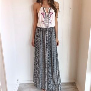 🆕 White Halter Bohemian Maxi Dress